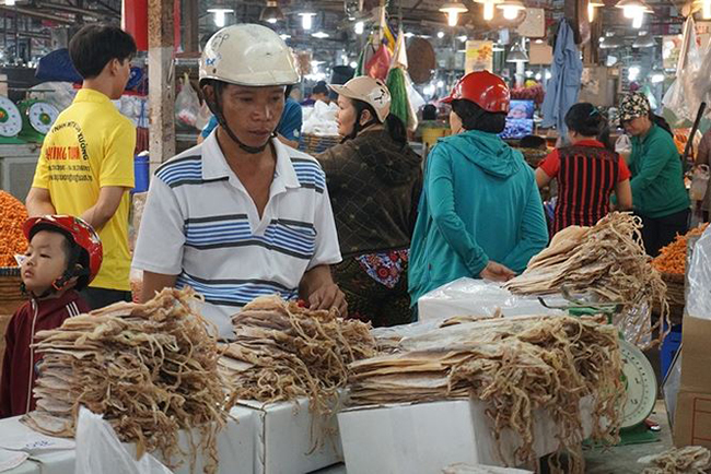 Khô có đủ loại như tôm khô, lạp xưởng, khô mực, khô ruốc, khô cá tra, khô cá lưỡi trâu… của các tỉnh miền Tây đưa lên như Tiền Giang, An Giang, Kiên Giang, Cà Mau, Long An…&nbsp;
