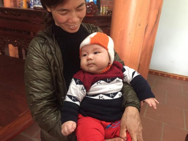 Đón cái Tết đầu tiên, bé sơ sinh có cân nặng "khủng" nhất Việt Nam đã biết lẫy