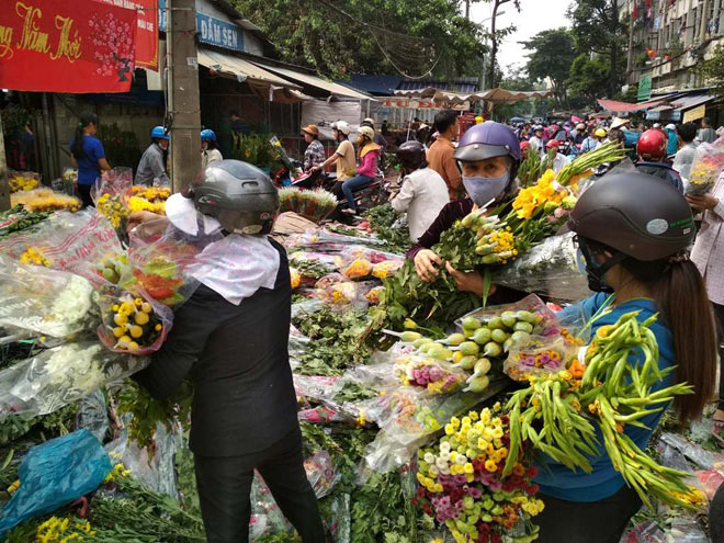 Hoa vứt bỏ chất thành “núi” ở Sài Gòn, chôn vùi cả xe máy ngày 30 Tết - 10