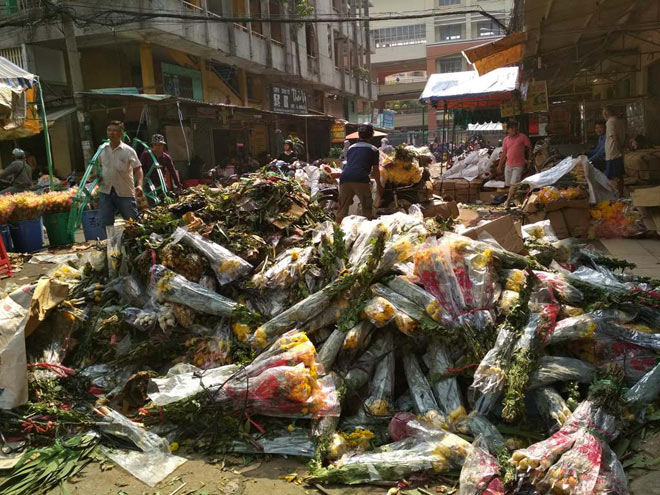 Hoa vứt bỏ chất thành “núi” ở Sài Gòn, chôn vùi cả xe máy ngày 30 Tết - 8