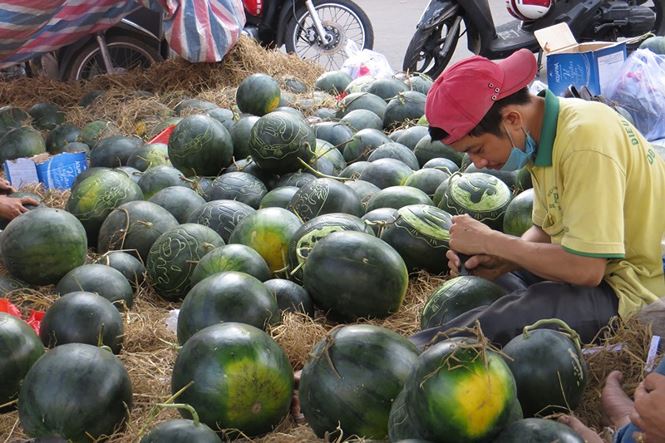 Dịch vụ &#39;làm đẹp&#39; dưa hấu kiếm tiền triệu ở Sài Gòn - 4