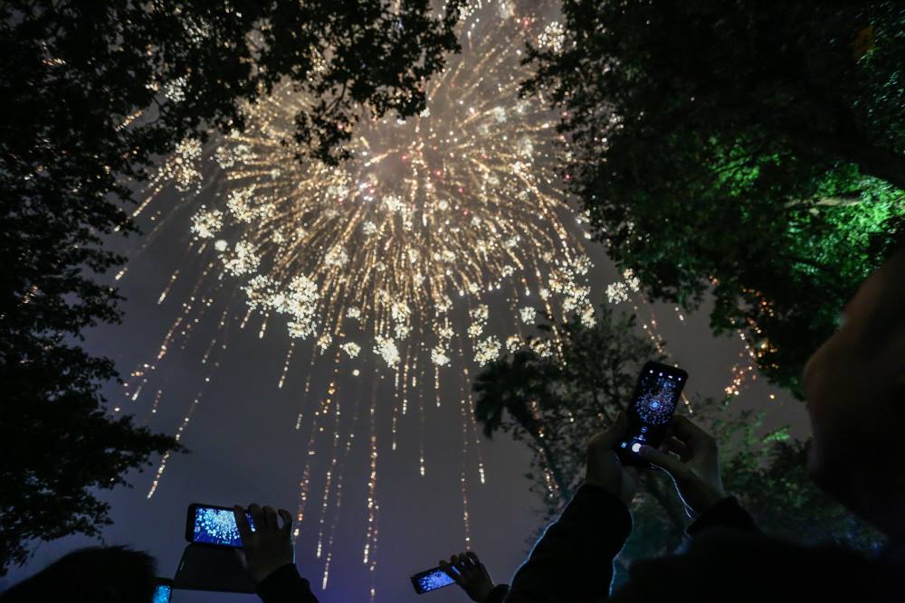 Ngắm pháo hoa lung linh, rực rỡ chào năm mới 2018 - 3