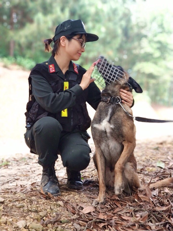 Nữ cảnh sát xinh đẹp tiết lộ bí quyết huấn luyện chó nghiệp vụ - 1
