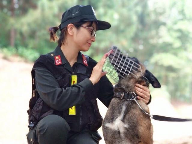 Nữ cảnh sát xinh đẹp tiết lộ bí quyết huấn luyện chó nghiệp vụ