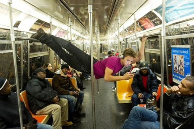 Hành động quái đản trên tàu điện ngầm của thanh niên.