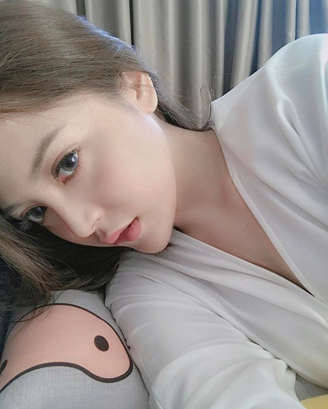 Giữa tháng 1.2018, khi Soobin Hoàng Sơn liên tiếp giành chiến thắng ở 3 hạng mục đề cử tại một giải thưởng âm nhạc, "người yêu tin đồn" của nam ca sĩ cũng đăng tải dòng chia sẻ ẩn ý: "Em rất tự hào về anh".