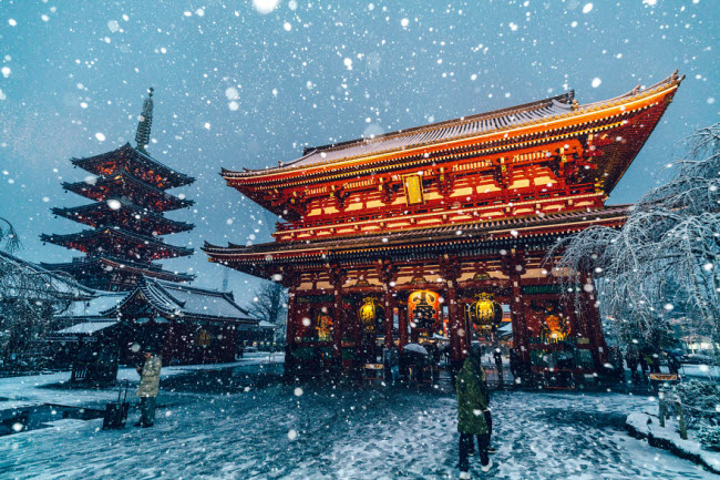 Tuyết bao phủ ngôi đền Senso-Ji, Asakusa, Tokyo.