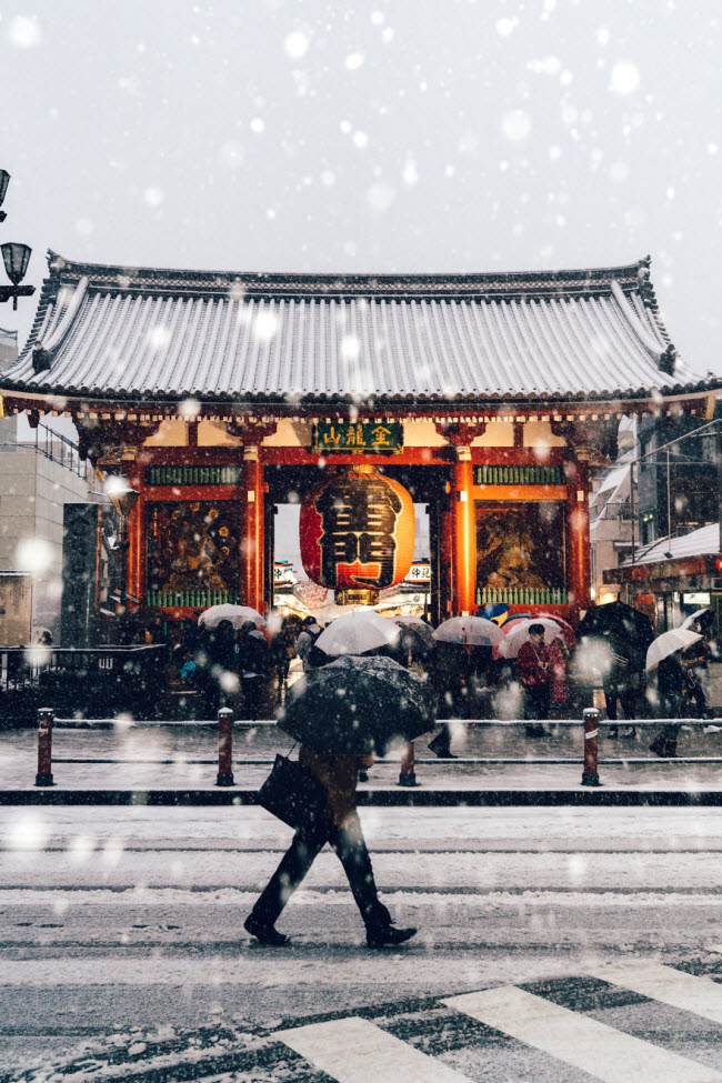 Mặc dù tuyết rơi dày, nhưng ngôi đền Senso-Ji vẫn thu hút nhiều du khách tới tham quan.