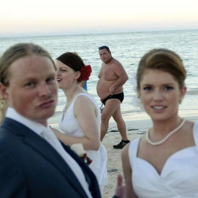 Ô, đi tắm biển lại được chụp ảnh "cưới" à?