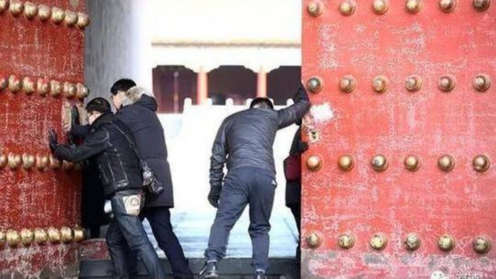 Những người ngày nào cũng mở cánh cổng nổi tiếng nhất Trung Quốc - 1