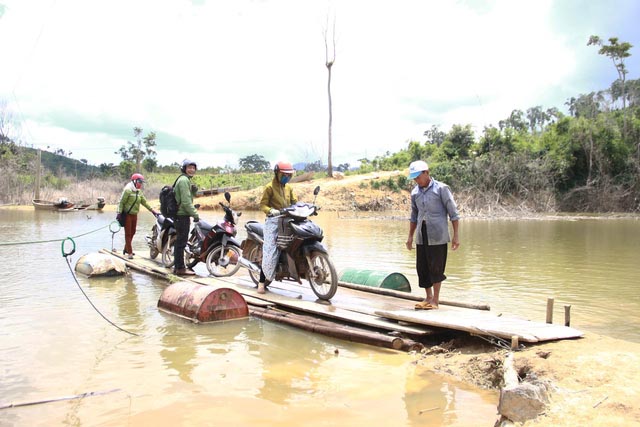 Lên “cổng trời” nuôi… con chữ - 1