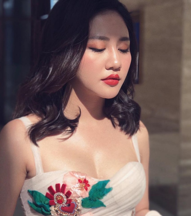 Á quân Vietnam Idol 2010 - Văn Mai Hương sinh năm 1994 (Giáp Tuất). Cô có gu ăn mặc gợi cảm, quyến rũ. 