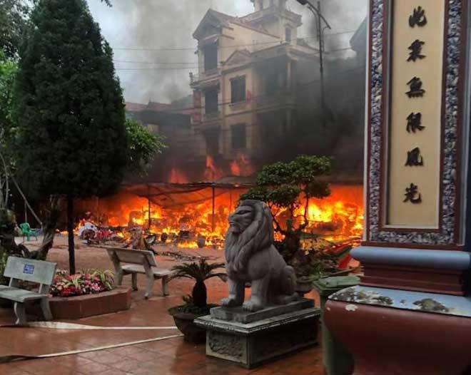 Cháy dữ dội ở đền Mẫu Đồng Đăng ngày mồng 5 Tết - 1