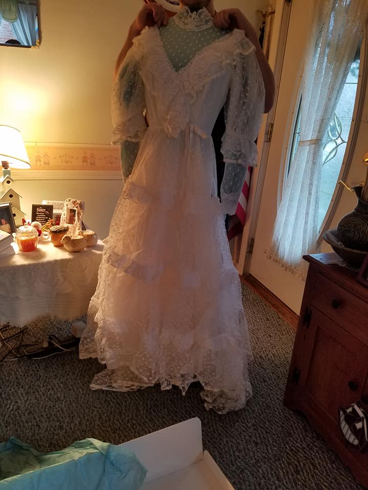 Mỹ: Gửi váy cưới đi giặt, 32 năm sau mới nhận lại được - 1
