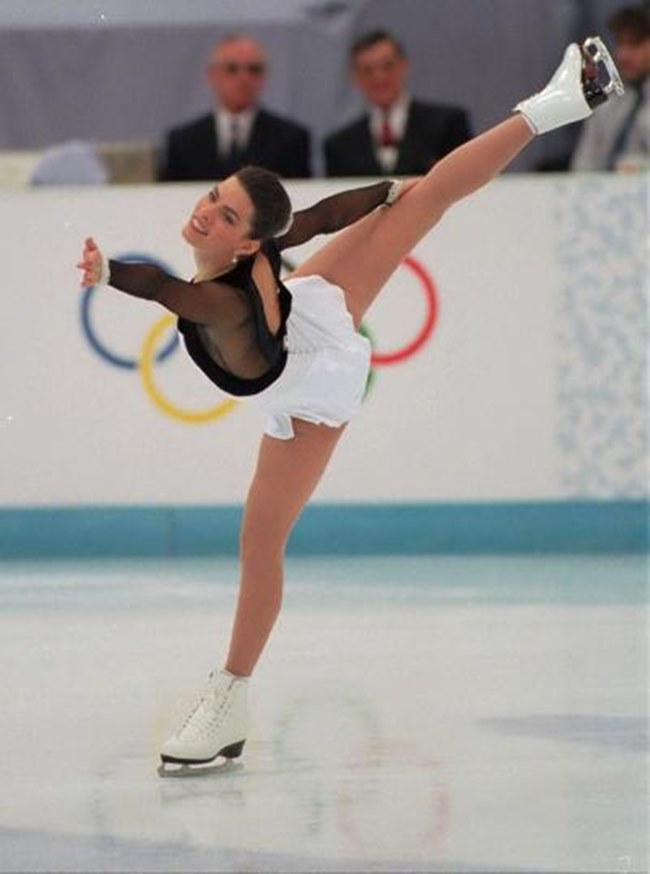 Michelle Kwan là người đi tiên phong với trang phục trượt băng giống… áo bơi: ít tua rua và rườm rà.