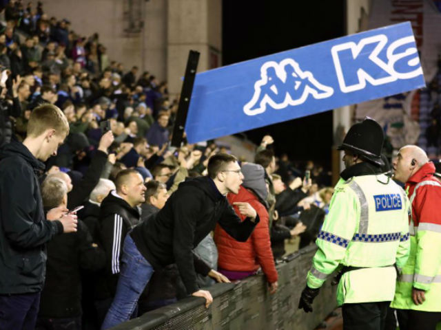 Thua sốc, fan Man City nổi giận tấn công cảnh sát, đòi ”xử” trọng tài