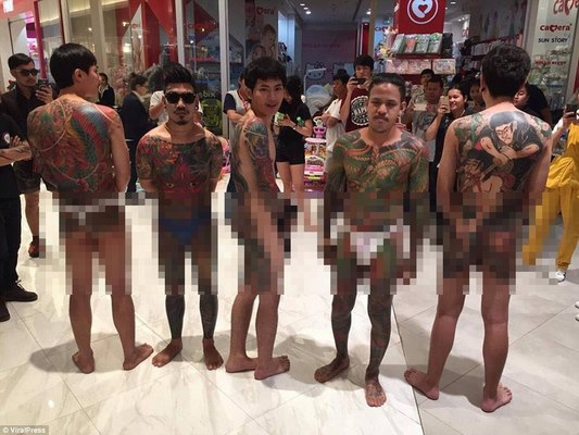 Dân xăm trổ Thái Lan mình trần rồng rắn đi trong siêu thị gây phản cảm - 1