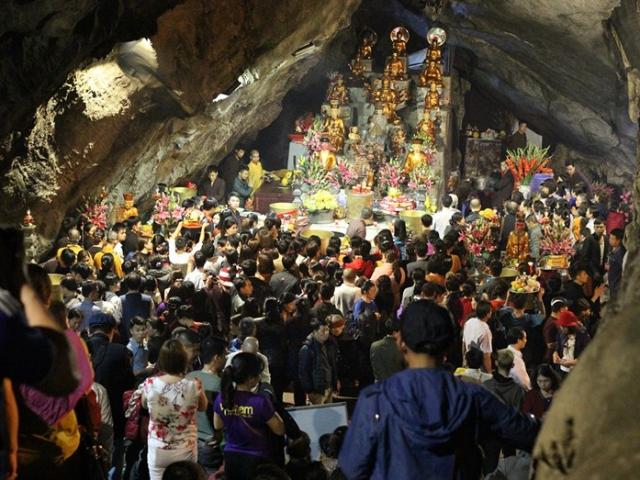 Hàng vạn người đội mưa xuyên đêm trẩy hội chùa Hương