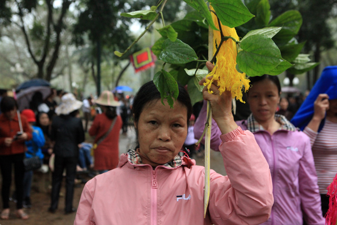 Không phải tranh cướp, người dân được phát lộc ở hội Gióng - 12