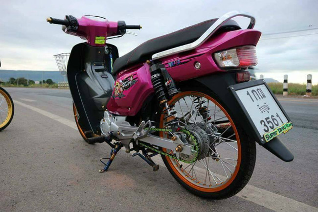 Còn đây là bản độ Honda Dream màu tím, viền vành màu cam.