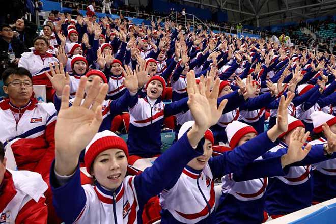 Cận cảnh màn đồng diễn &#34;triệu like&#34; của mỹ nữ Triều Tiên (Olympic mùa đông 2018) - 2