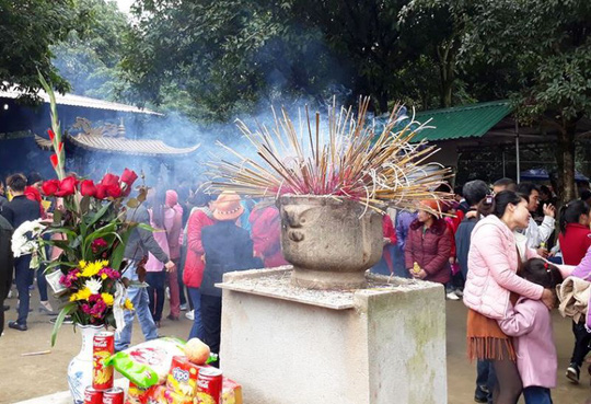 Ngàn người chen chân xin &#34;nước thánh&#34; dưới đỉnh ngàn Nưa - 13