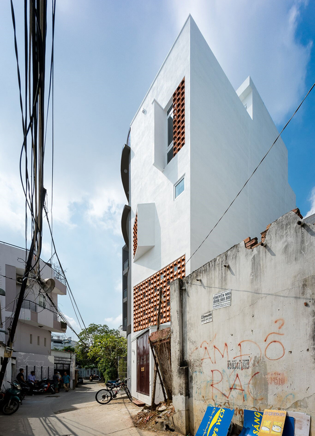 Căn nhà này được xây dựng trên mảnh đất dài, hẹp hậu, không vuông vức, trong một ngõ nhỏ ở quận Bình Thạnh, thành phố Hồ Chí Minh.