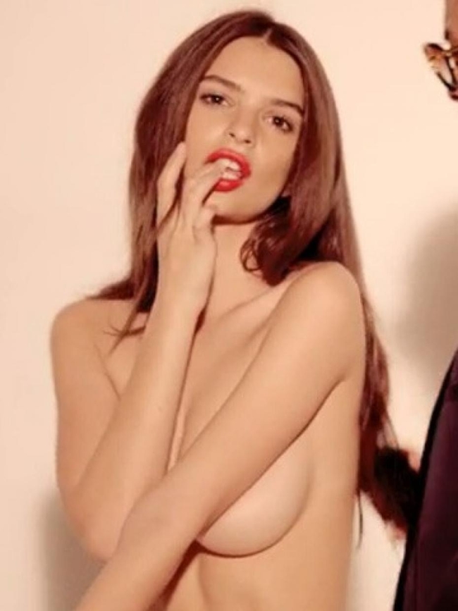 Emily Ratajkowski nổi tiếng với vai diễn ngươi mẫu để ngực trần nhảy sexy trong MV "Blurred Lines" đình đám của Robin Thicke.