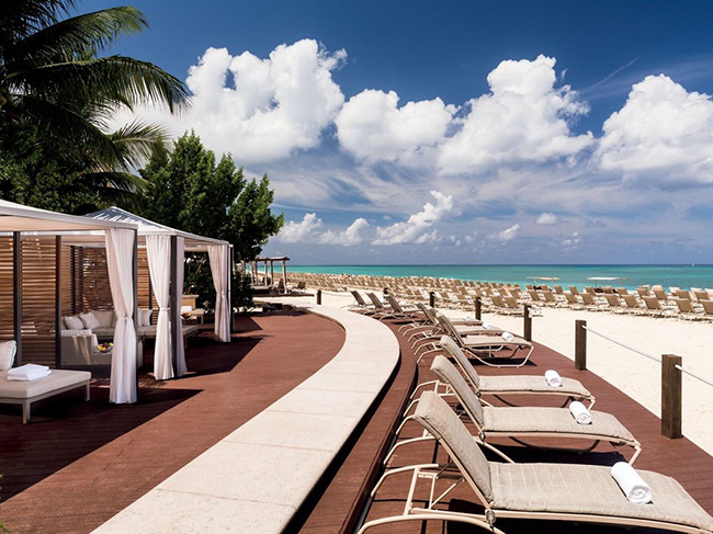 Khách sạn Ritz Carlton trên Bãi biển Seven Mile, Grand Cayman có tất cả các tiện nghi từ cung cấp dịch vụ lặn và đi thuyền kayak miễn phí đến một sân gôn 9 lỗ.