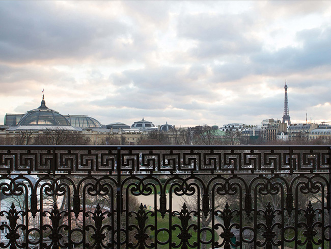 La Reserve Paris là khách sạn cao cấp có các nhân viên phục vụ riêng cho mỗi khách và tầm nhìn tuyệt vời hướng về phía Tháp Eiffel.