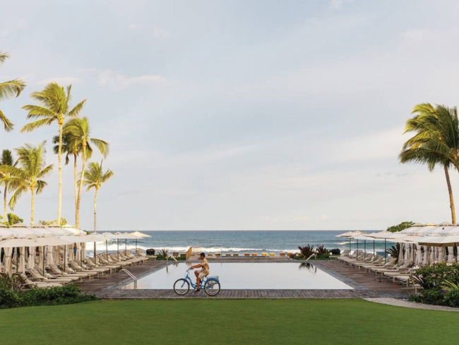 Resort Four Seasons ở Hualalai, Hawaii được biết đến với các dịch vụ spa cao cấp. Ngoài ra resort còn có bảy địa điểm bơi khác nhau, trong đó gồm một bể bơi vô cực ngay trước mặt đại dương bao la.