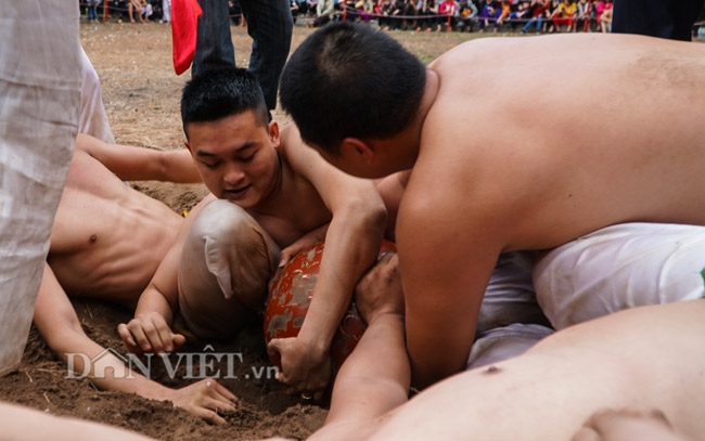 Hồi hộp xem trai tráng cởi trần tranh nhau vật cầu &#34;khủng&#34; - 8