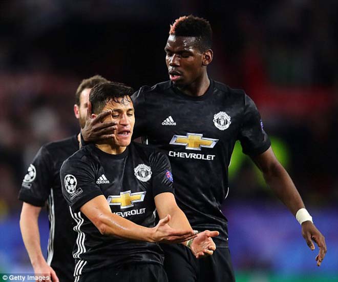 Pogba vật vờ ở MU: Bàn tay &#34;siêu cò&#34; xúi giục, chống đối Mourinho? - 3