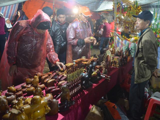 Biển người “đội mưa” xuyên đêm, “mua may” ở chợ Viềng
