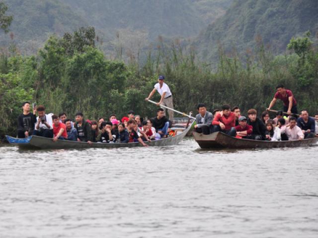 Đò chở quá tải, “giật” khách ở chùa Hương