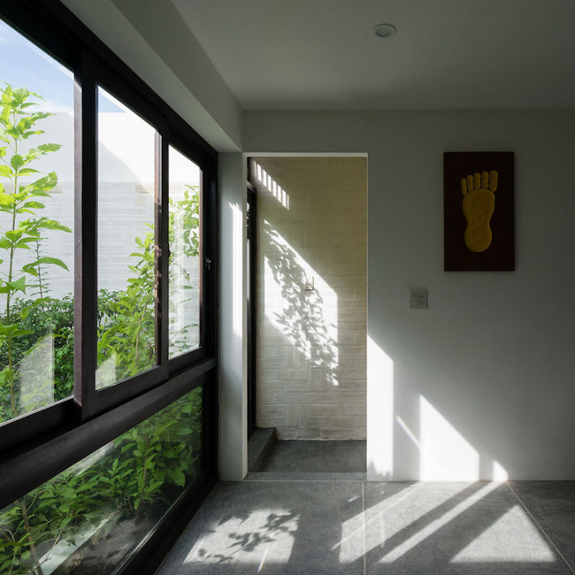 Các khung cửa kính lớn giúp nhà luôn sáng tự nhiên.