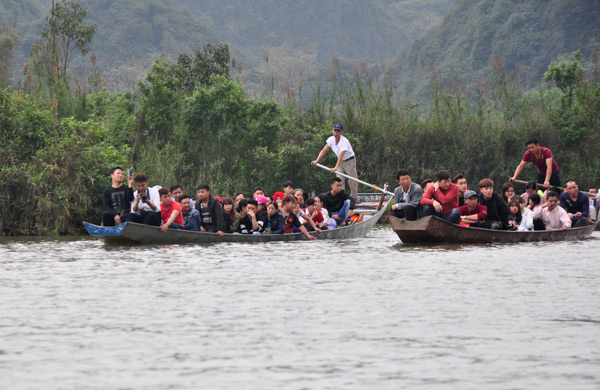 Đò chở quá tải, “giật” khách ở chùa Hương - 2