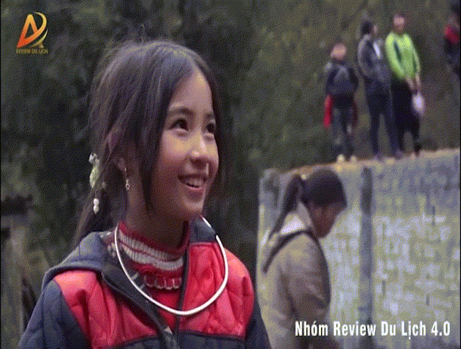 Bé gái dân tộc H’Mông với nụ cười tỏa nắng gây chú ý - 1