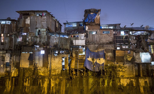 Chi phí cuộc sống cao đẩy nhiều người dân vào các khu ổ chuột như Dharavi.