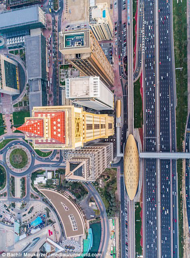 Tòa tháp Al Yaqoub với màu sắc nổi bật nằm cạnh đường giao thông chính ở Dubai.