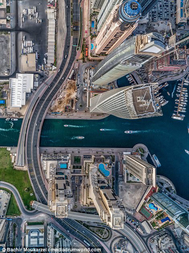 Những chiếc du thuyền ra vào khu Dubai's Marina được bao quanh bởi nhiều tòa nhà cao tầng.