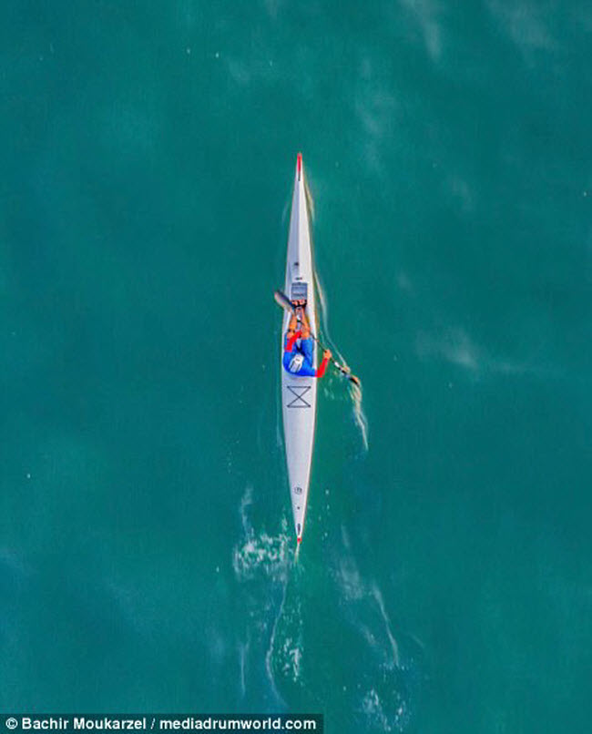 Du khách chèo thuyền kayak tại một trong những bãi biển nổi tiếng nhất ở Dubai.