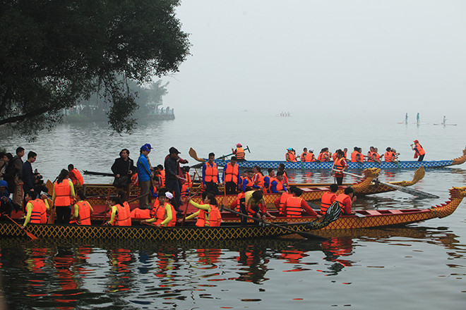 Lễ hội đua thuyền Hồ Tây: Đội Hà Nội đua kiểu lạ - 1