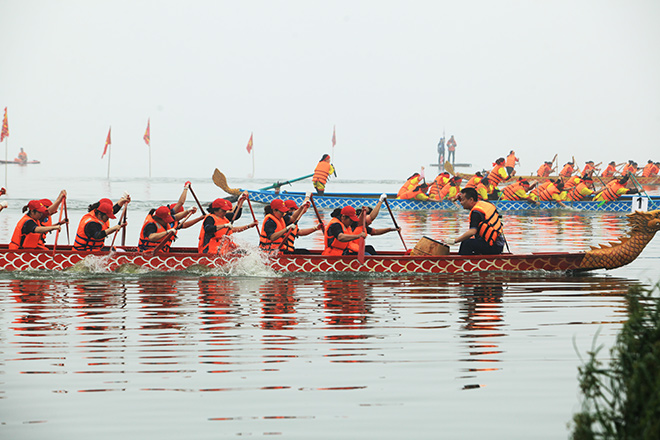 Lễ hội đua thuyền Hồ Tây: Đội Hà Nội đua kiểu lạ - 9