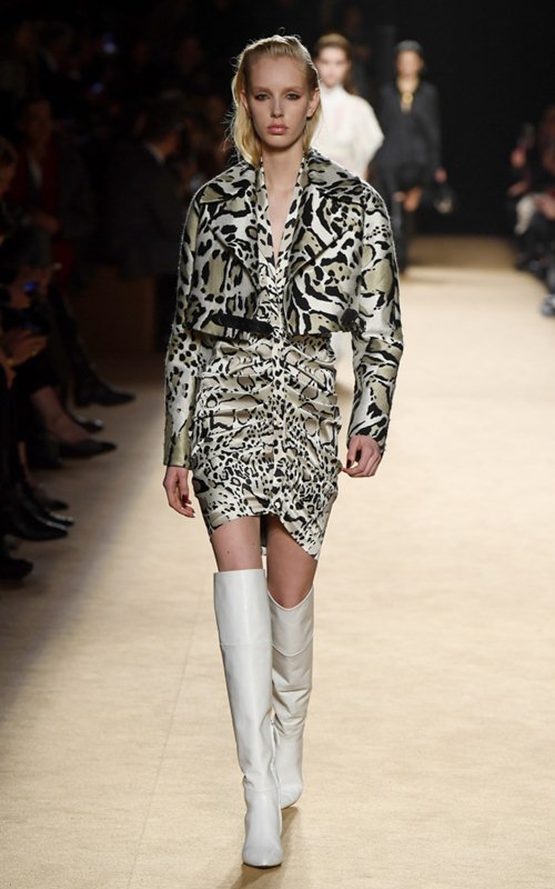 Váy xẻ cao nóng bỏng của Roberto Cavalli được khen hết lời tại Milan FW - 14