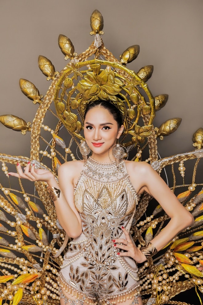 Trang phục truyền thống nặng 55 kg của Hương Giang tại Hoa hậu Chuyển giới - 1