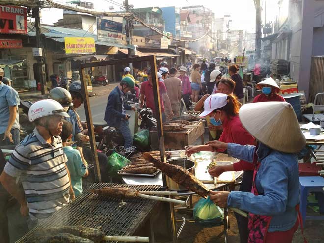 Vàng, cá lóc “xuất xưởng” trong ngày vía Thần Tài ở Sài Gòn - 1
