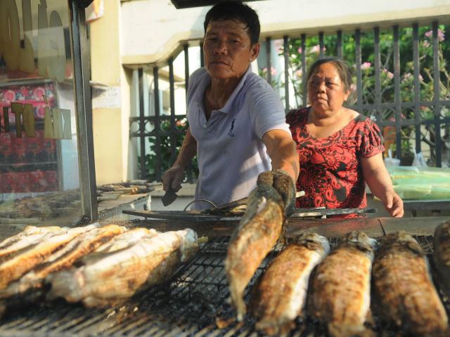Vàng, cá lóc “xuất xưởng” trong ngày vía Thần Tài ở Sài Gòn