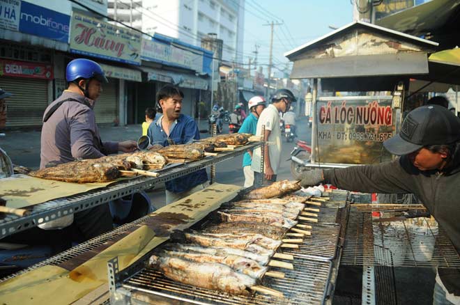 Vàng, cá lóc “xuất xưởng” trong ngày vía Thần Tài ở Sài Gòn - 2