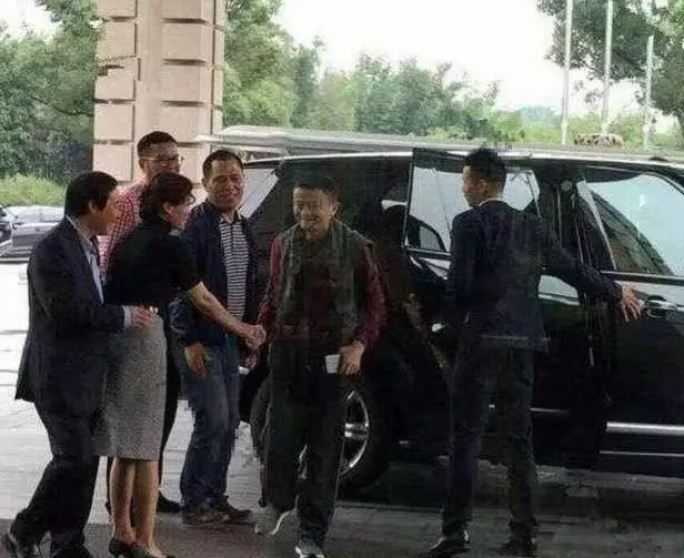 Đầu năm đi họp lớp, hành động khiêm tốn này của Jack Ma khiến nhiều người ngưỡng mộ - 2